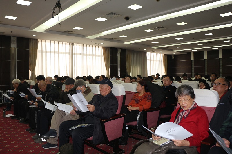 党员们认真听取工作报告