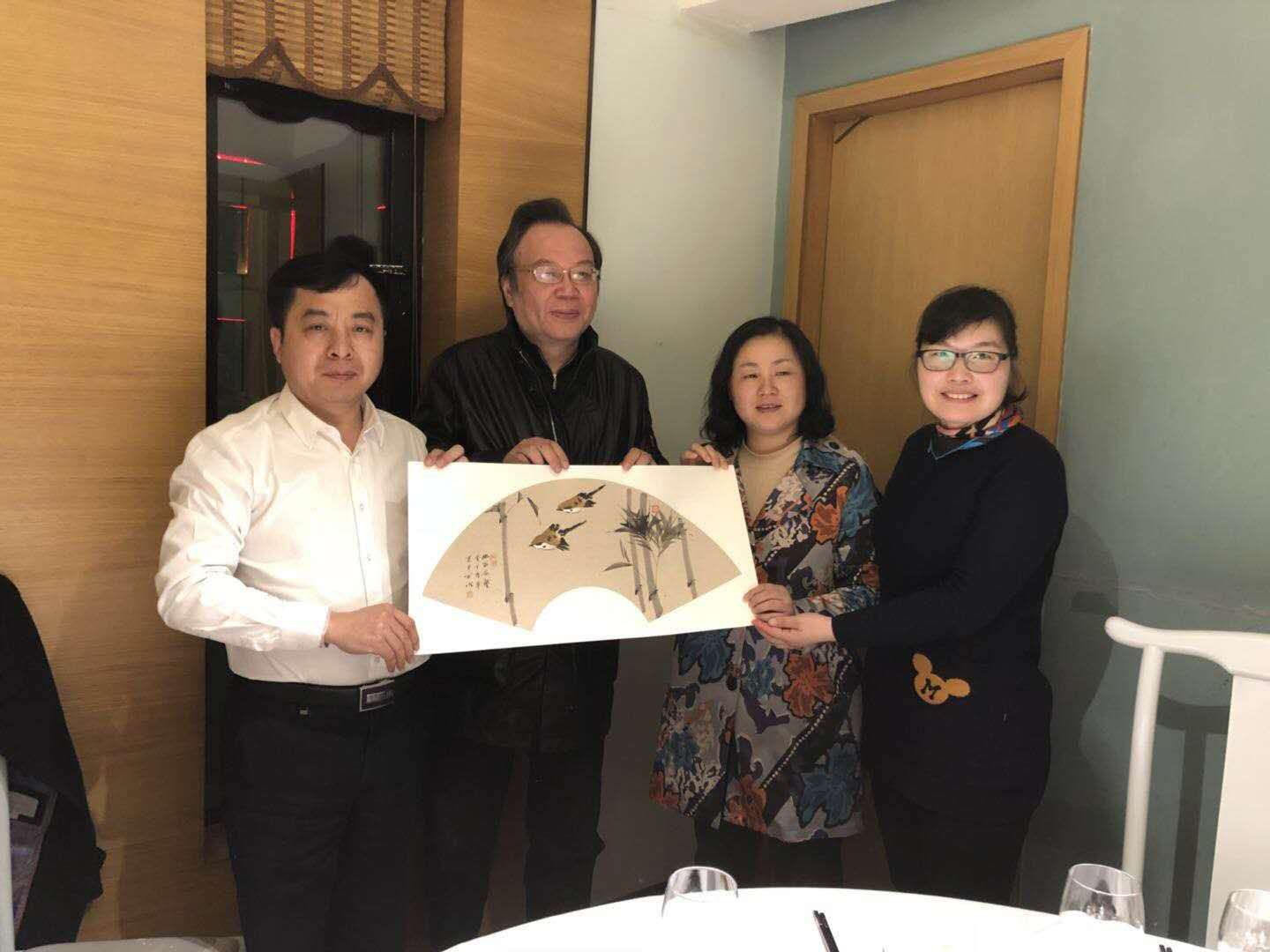 刘连东主委向民革长宁区委赠送中国美术家协会会员 青县支部党员谢玉强创作的扇面写意画两幅，对方回赠万元体所著张之江将军传。 